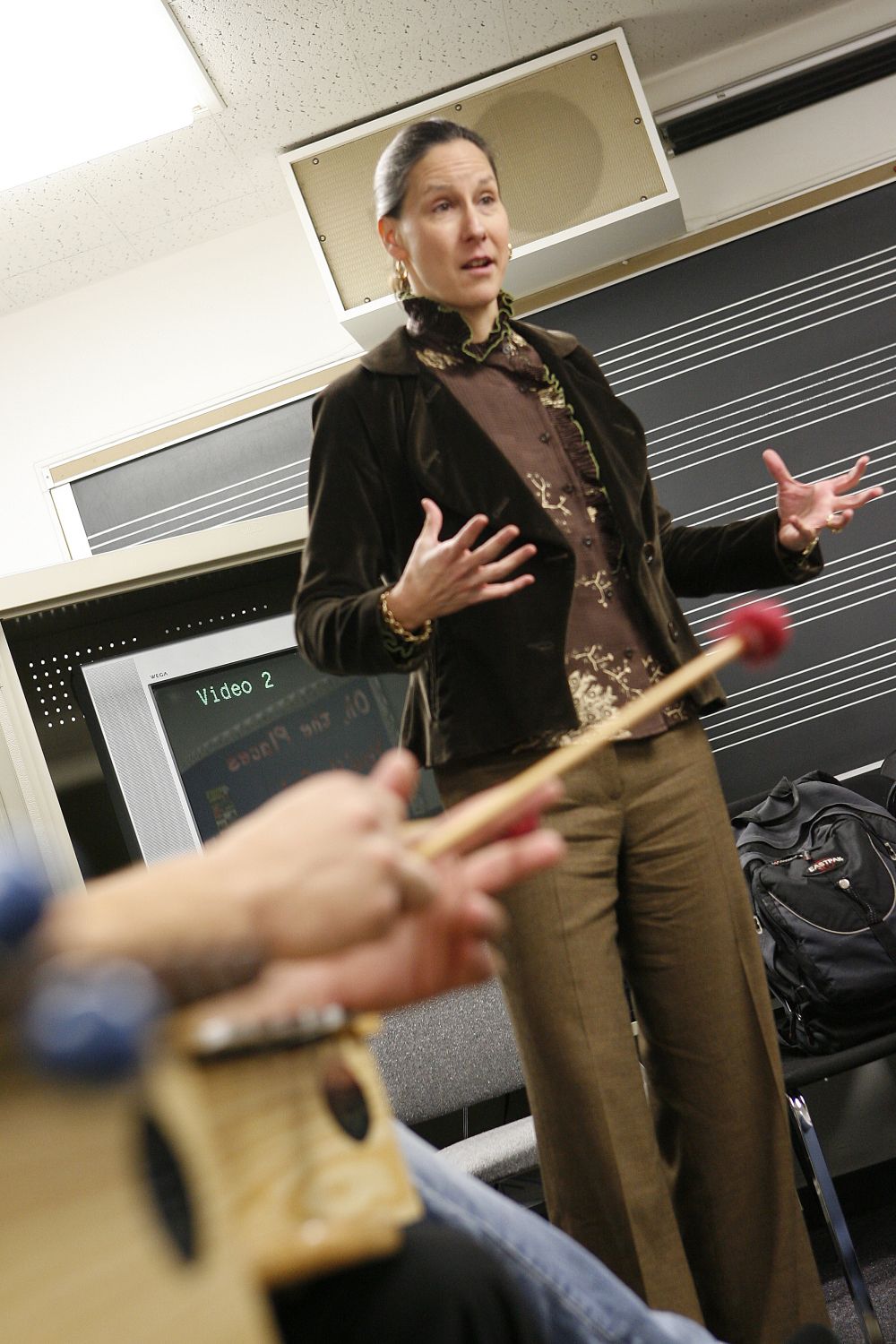 Photo of Dr. Alison Reynolds teaches music education course